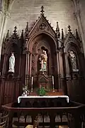 Autel et retable du transept sud.
