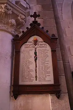 Plaque commémorative des morts de la Première Guerre mondiale dans l'église paroissiale.