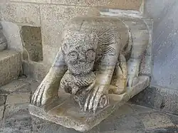 Statue de lion à l'entrée.