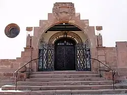 Porche de l'église protestante.