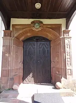 Porte d'entrée sous le porche.