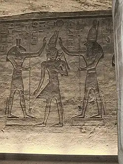 Ramsès&nbsp;II couronné par les dieux Seth et Horus. Abou Simbel.