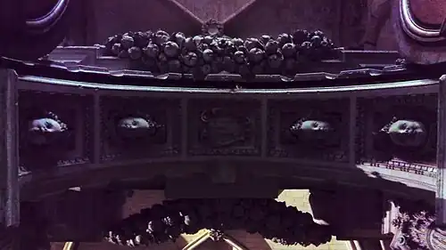 Seuil à têtes d'angelots.