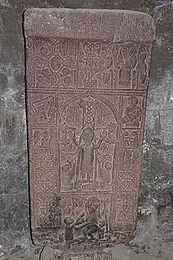 Khatchkar dans Sourp Astvatsatsin, monastère de Sevanavank, sculpté en 1653 par Trdat ; il est composé d'une scène de descente aux limbes (en bas), d'une crucifixion (au centre), et du Christ des visions théophaniques (en haut),.