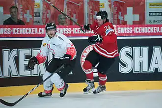 Photographie couleur de Blindenbacher, à gauche, avec l'équipe de Suisse, face au Canadien Jamie Benn à droite