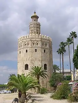 La Torre del Oro est une tour d'observation militaire (XIIIe&nbsp;siècle)