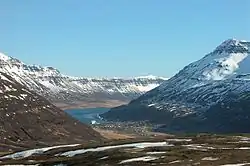 Seyðisfjörður au fond d'un fjord.
