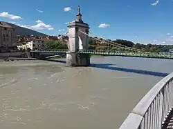 Photographie d'un pont suspendu sur un fleuve.