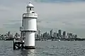 Le phare de Shark Island et Sydney en arrière-plan.