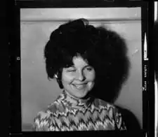 Un portrait en noir et blanc de Sharon Amos.