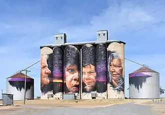 Silos décorés à Sheep Hills (Australie).