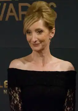 photographie en buste, tenue de soirée, cheveux relevés, épaules nues