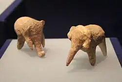 Figurines d’argile : deux éléphants. H. 6,8&nbsp;cm.