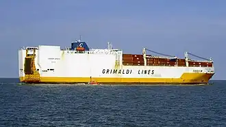 Roulier aménagé en transport de véhicules et de conteneurs.