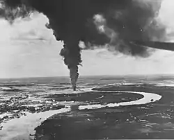 Navires et installations en feu sur le front de mer de Saïgon après une attaque aérienne par des avions de la flotte américaine du Pacifique, le 12 janvier 1945.