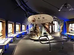 Photographie couleur d'une partie d'une exposition sur l'expédition de Shirase.