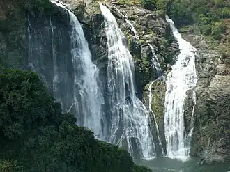 À Shivanasamudram, le fleuve descend violemment du Deccan en divers chutes d'eau impressionnantes et reprend son caractère torrentueux.