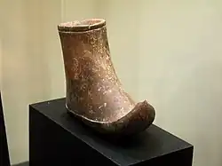 Vase en forme de botte. Kültepe, Palais Kinský (Prague).