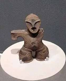 « Dogū masqué » à décor incisé. 2000-1000. Musée Mori-shogunzuka, Chikuma (Nagano).