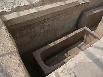 Vue sur le sarcophage de Sheshonq&nbsp;III et son couvercle déposé à côté