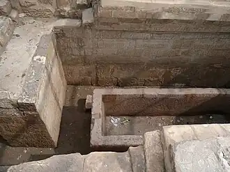 Vue du caveau de Sheshonq&nbsp;III avec son sarcophage externe
