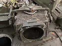 L'un des brouilleurs à éclat infrarouge OTShU-1-7 d'un char T-90A.