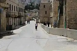 La rue Al-Shuhada, ancienne artère commerçante de la vieille ville.