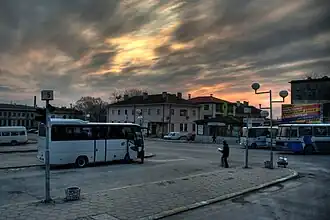 Le ciel près de la station de bus.