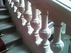 Simple balustrade dans la volée d'escalier du personnel.