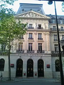 L'entrée principale, située boulevard Haussmann.