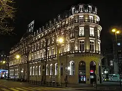 Angle avec la rue Gluck - Gustave Caillebotte et son frère réside au 3e étage de la rotonde.
