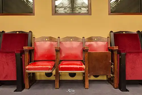 Sièges d'époque dans la salle Youssef-Chahine.