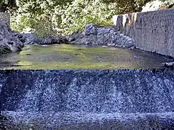 Barrage reconstruit à peu près au niveau du barrage romain
