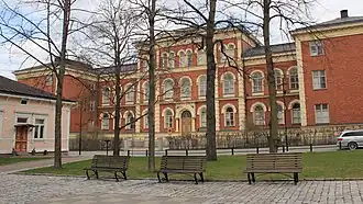 Le lycée d'Hämeenlinna vu du parc.