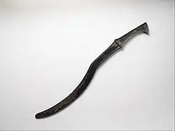 Épée recourbée en bronze portant une inscription du roi Adad-nerari Ier (1307–1275 av. J.-C.). Metropolitan Museum of Art.