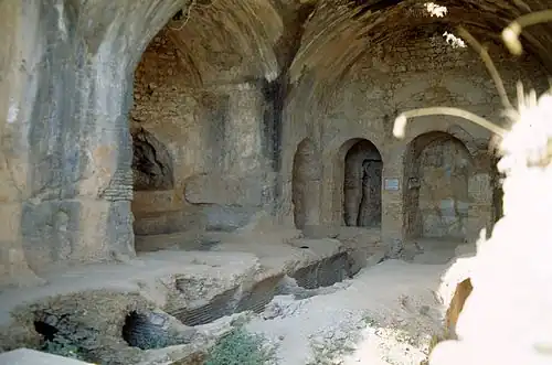 Chapelle souterraine et catacombes.