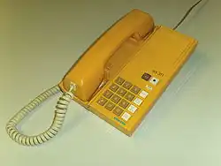 Téléphone doté de touches supplémentaires lettrées A à D, utilisées comme touches de fonction pour contrôler d'un autocommutateur privé (années 1990-1992).