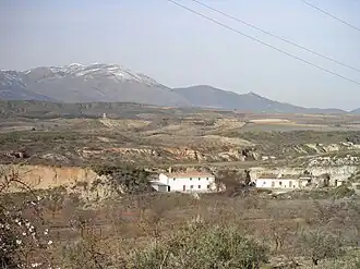 Sierra de Baza vue depuis la Via verde del Hierro sur Alcóntar, avec la tour de guet torre del Ramil