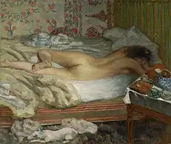 Tableau montrant un coin de chambre dans la pénombre, avec un grand lit et un fouillis de draps blancs où une femme est allongée sur le ventre, la tête sur ses bras, jambe gauche repliée sur l'autre.