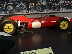 Une monoplace Lotus 24 rouge