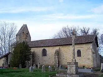 L'église Notre-Dame d'Aillas-le-Vieux et la croix de cimetière (déc.&nbsp;2009).