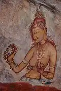 Une des damoiselles des fresques de Sigirîya au Sri Lanka (Ve siècle), coiffée d'un gajra et en tenant un autre sur sa main droite.