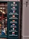 Autre panneau avec huit langues.