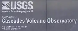 Signalétique montrant le nom complet et officiel de l'observatoire volcanologique des Cascades.