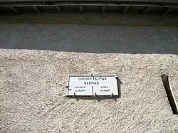 Plaque I.G.N no&nbsp;49 indiquant la distance en kilomètres des villages voisins