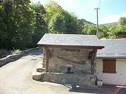 L'abreuvoir avec une toiture.