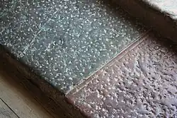 Les marches de l'entrée sont composées de marbre rose et noir