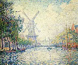 Peinture en couleurs représentant un canal bordé par des quais et des bâtiments, un moulin s'élevant en arrière-plan