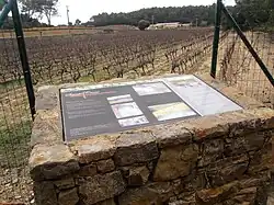 Domaine Sainte-Croix, signalétique vers le Monastère Notre-Dame-du-Torrent-de-Vie.