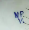 Signature d'Auguste Jean, NP V. Émail bleu sur porcelaine. Entre 1888 et 1896.